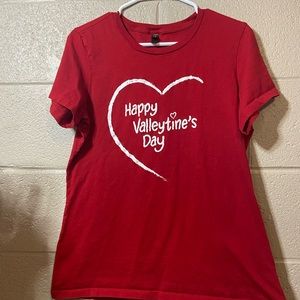 District made red tshirt that says happy Valentine’s Day size xl